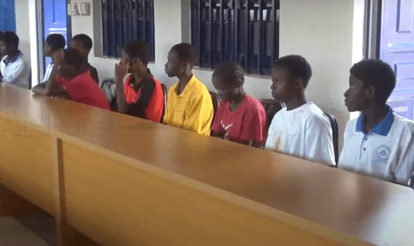 Uma imagem de alguns dos alunos libertados nas instalações da Escola de Ensino Médio Betel Batista em Kaduna. (Foto: Reprodução / Canais de TV)