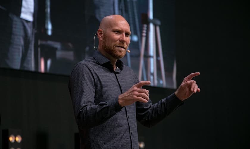 William Wood durante ministração na Voz dos Apóstolos 2021. (Foto: Marcos Paulo Correa/Guiame).