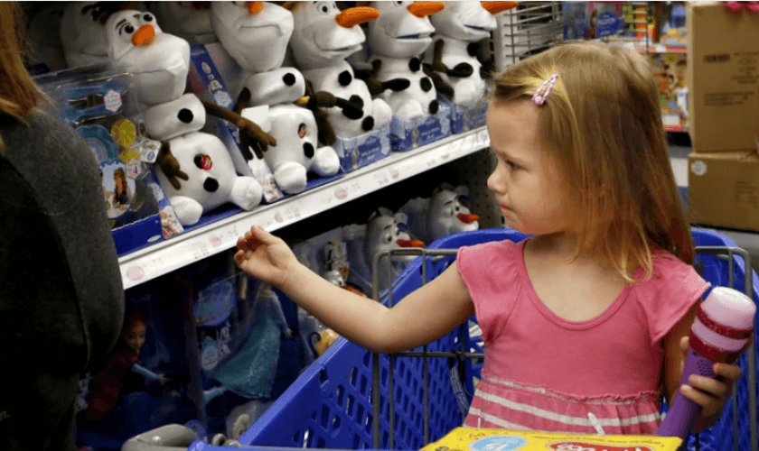 Uma criança olha as prateleiras de mercadorias da Disney na Toys R Us em 2015. (Foto: Anne Cusack / Los Angeles Times)