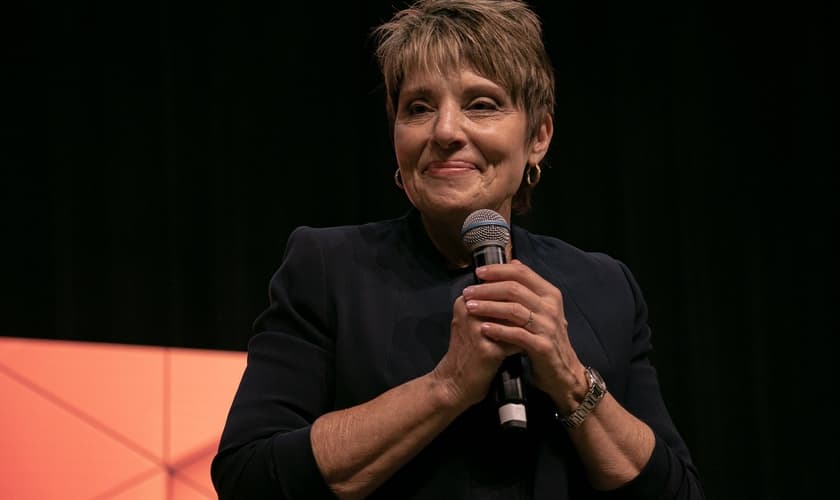 Joanne Moody durante ministração na conferência Voz dos Apóstolos. (Foto: Marcos Paulo Correa/Guiame)