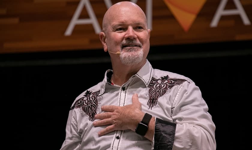 Tom Jones durante ministração na Voz dos Apóstolos 2021. (Foto: Marcos Paulo Correa/Guiame).