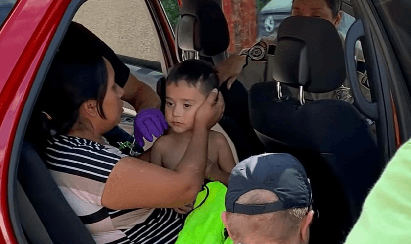 Através da intervenção divina, Tim conseguiu encontrar o menino Christopher. (Foto: Reprodução/ABC News).