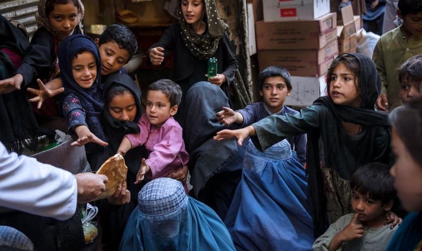 Graças ao canal de TV cristão SAT-7, os jovens afegãos estão tendo acesso ao Evangelho. (Foto: AP Photo/Bernat Armangue).