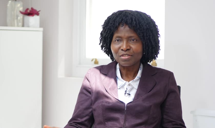 A enfermeira Mary Onuoha, de 61 anos, foi pressionada a retirar ou esconder sua cruz. (Foto: Christian Legal Center)