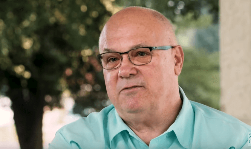 David Overby compartilhou seu testemunho no Club 700, mesmo programa que o abençoou. (Foto: Reprodução / Club 700)