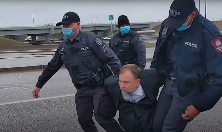 Pastor Artur Pawlowski foi preso por policiais canadenses. (Foto: Rebel News)