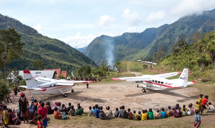 Pista de pouso em aldeia das montanhas de Papua. (Foto: Divulgação/Mission Aviation Fellowship).