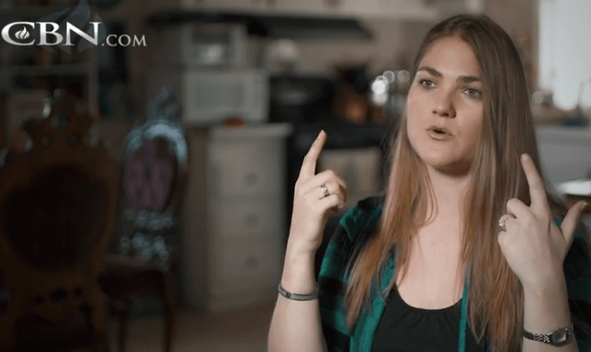 Becky conta seu testemunho de cura no programa Club 700. (Foto: Reprodução / Club 700)