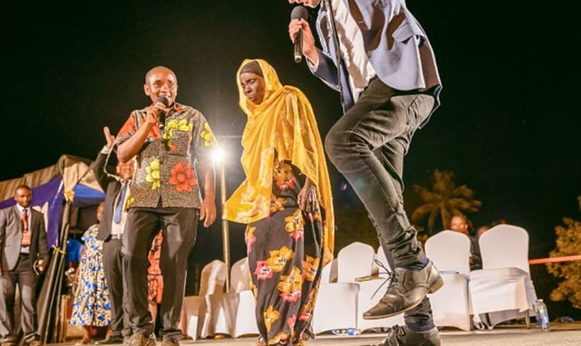 A noite da cruzada em Gongo la Mboto foi marcada pelo mover de Deus, registrando milagres e salvação. (Foto: Reprodução/Instagram).