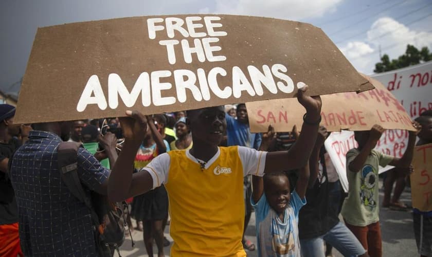 Grupo de haitianos protestaram pela libertação dos missionários sequestrados. (Foto: AP Photo/Joseph Odelyn).