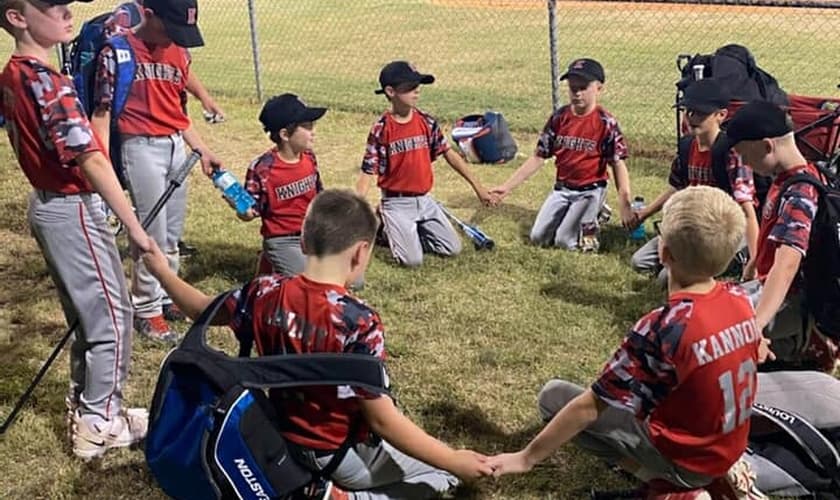 Meninos durante oração em campo de Oklahoma, nos EUA. (Foto: Facebook/Blake Bastin)