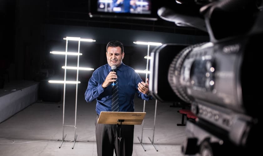 Milhões de pessoas sem igreja passaram a participar da programação online de uma igreja na pandemia. (Foto: IEAD Conas).