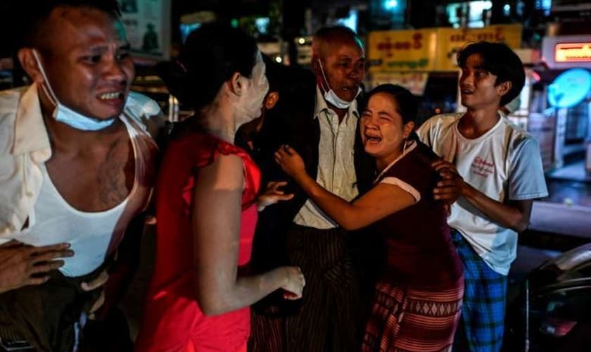 Um homem se reencontra com seus familiares fora da Prisão de Insein, depois que a junta militar concedeu anistia a mais de 5 mil pessoas no Mianmar. (Foto: AFP).