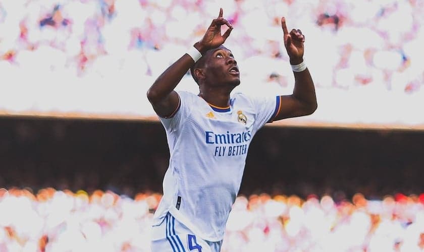 David Alaba aponta para o céu ao comemorar seu gol contra o Barcelona. (Foto: Divulgação/Real Madrid)