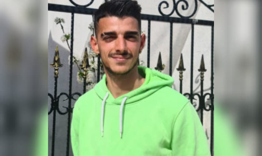 Emanuel, de 24 anos, de origem muçulmana, teve a vida transformada por Deus. (Foto: Bible League International).