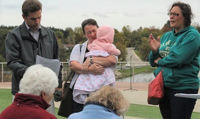 Pessoas reunidas numa vigília em Michigan, para orar pela libertação dos missionários. (Foto: AP Photo/Anna Liz Nichols).