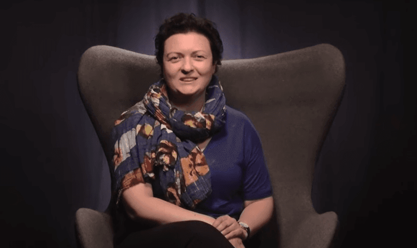 A mulher judia foi curada da esquizofrenia e da depressão ao receber Jesus. (Foto: Reprodução/YouTube).