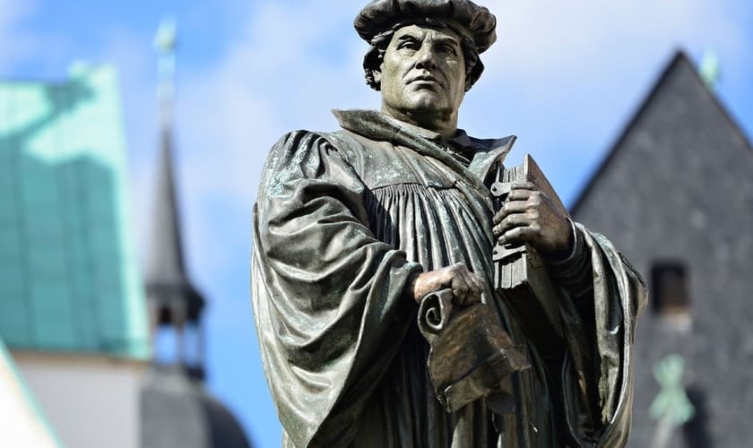 Estátua de Martinho Lutero em Eisleben, Alemanha. (Reprodução / Britannica)