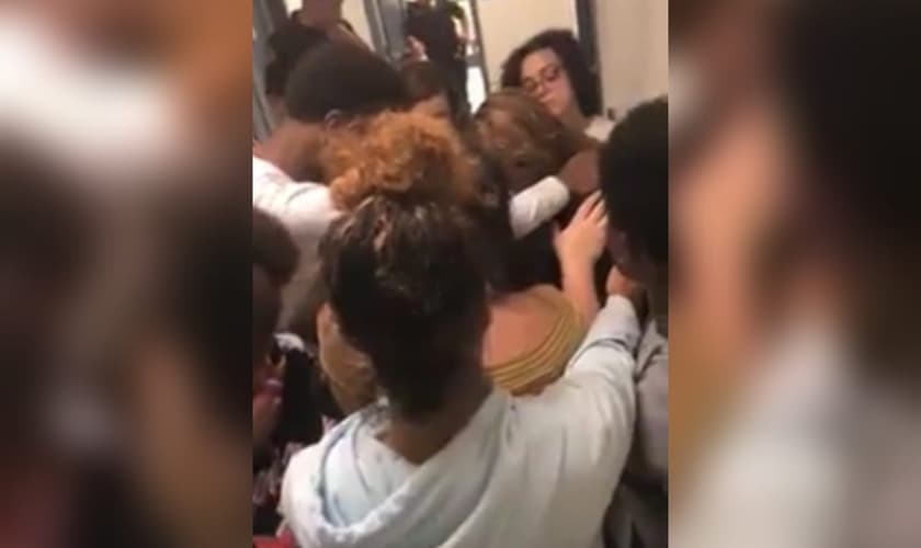 Os colegas cristãos apresentaram o amor de Deus à colega suicida. (Foto: Knann/Rumble).