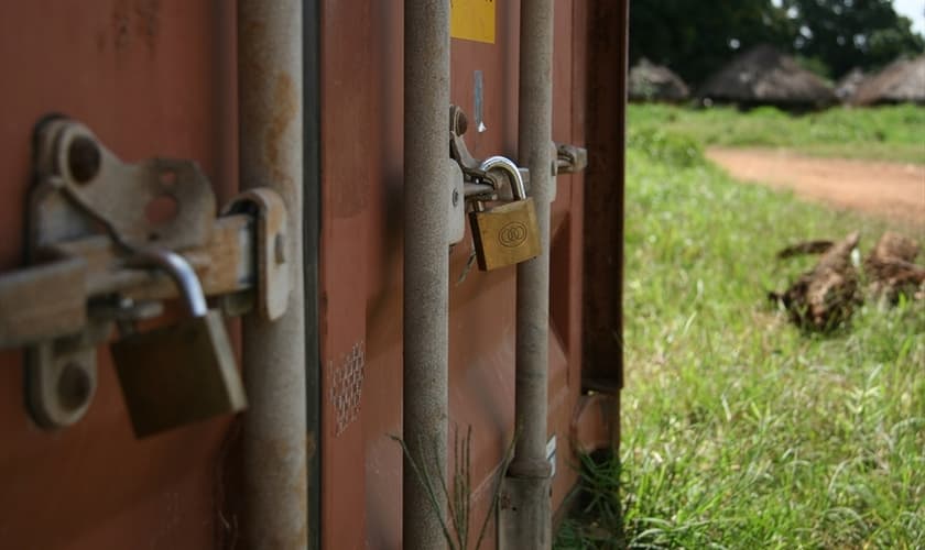 Há muitos prisioneiros vivendo dentro de contêineres por causa de sua fé em Jesus. (Foto: Portas Abertas)
