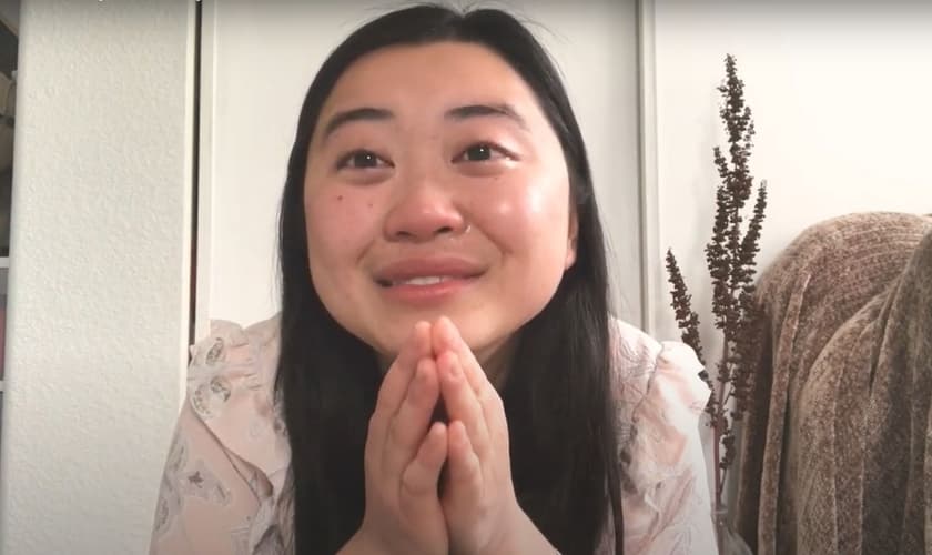 Intava dando seu testemunho, em seu canal no YouTube. (Foto: Captura de tela/YouTube/The Peace Board)