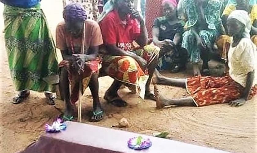 Imagem de velório após araque em uma vila cristã no norte da Nigéria, em 2019. (Foto: Morning Star News / Baptist Press)
