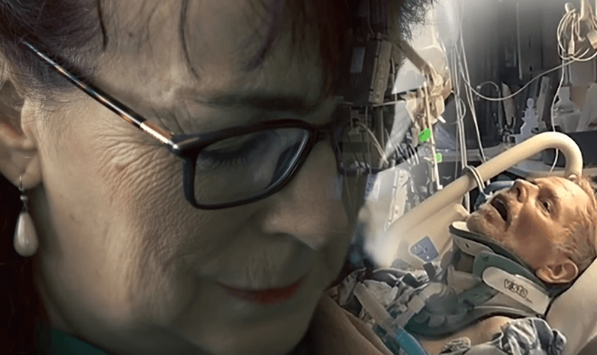 Marty Cowling durante coma, e sua esposa, Sherry, em oração. (Foto: 700 Club / YouTube)