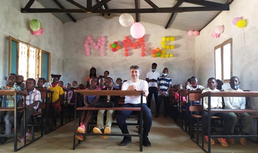 Pr. Elias Caetano com crianças do Projeto Abel, em Moçambique. (Foto: Marcos Corrêa/Guiame)