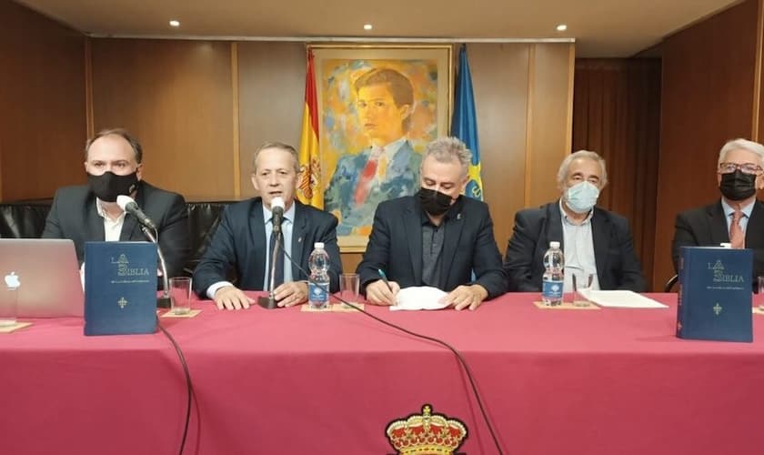 Palestrantes durante a apresentação da Bíblia das Astúrias. (Foto: Divulgação / Centro das Astúrias em Madri)