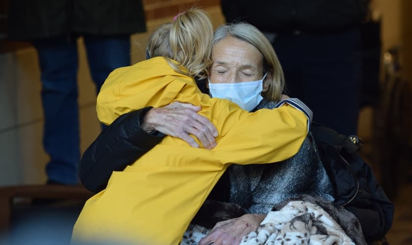 Alunos cantaram louvores em homenagem a sua professora Carol Mack. (Foto: Facebook/Aurora Health Care).