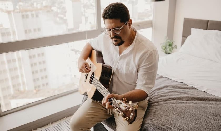 Fred Arrais no clipe da música Doce Presença. (Foto: Fred Arrais/Instagram)