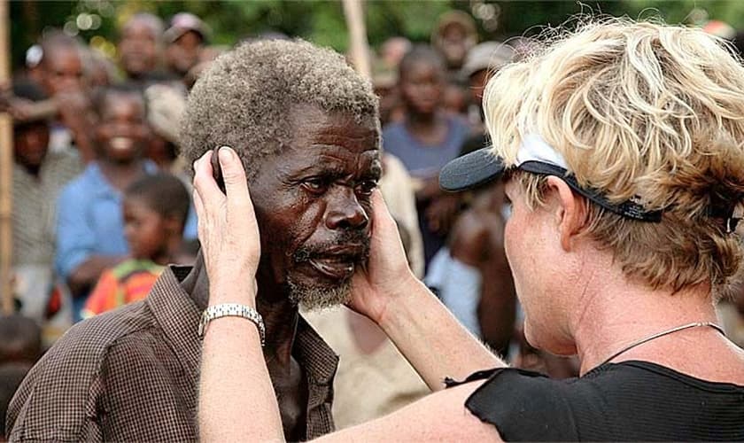 Heidi entrou na tenda e abraçou os enfermos e todos eles foram curados por Jesus. (Foto: Iris Global).