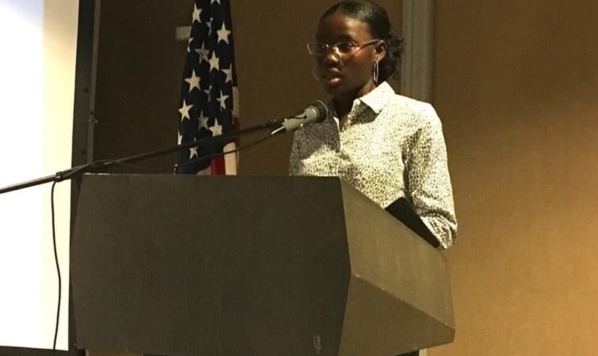 Joy Bishara, cristã nigeriana que foi sequestrada pelo Boko Haram em 2014, fala sobre seu sequestro e fuga no prêmio Perseguidor do Ano de 2021. (Foto: Reprodução / The Christian Post)