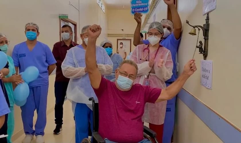 Hélio no momento que tocou o 'Sino da Felicidade'. (Foto: Instituto Social Mais Saúde)