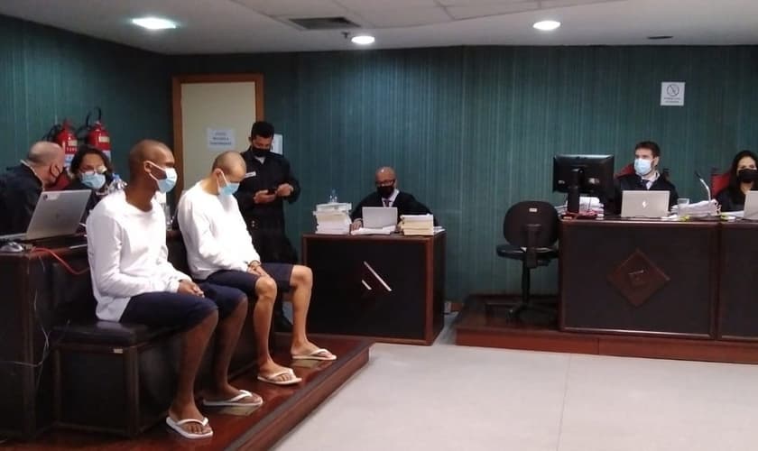 Lucas (sentado à esq.) e Flávio (sentado à dir.) durante julgamento. (Foto: Nicolás Sartriano/g1)