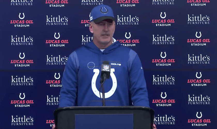 O técnico do Indianapolis Colts, Frank Reich, fala em entrevista coletiva após o jogo de futebol de seu time na NFL. (Foto: YouTube Indianapolis Colts)