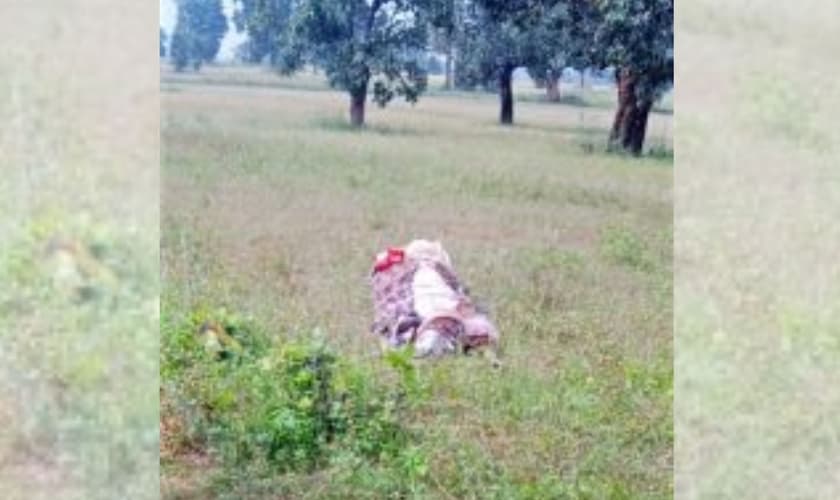 Corpo exumado de Laxman Markham, na Índia. (Foto: Morning Star News)