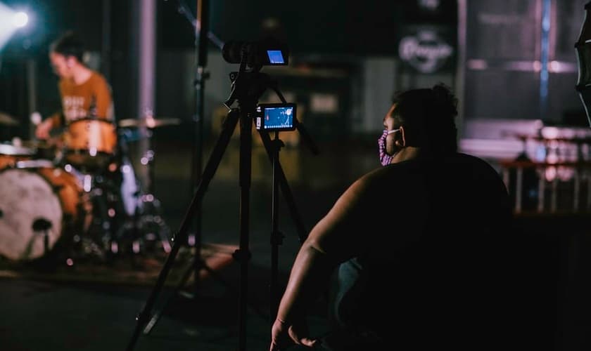 Imagem ilustrativa. Bastidores de filmagem na North Coast Church. (Foto: Unsplash/Vince Fleming)