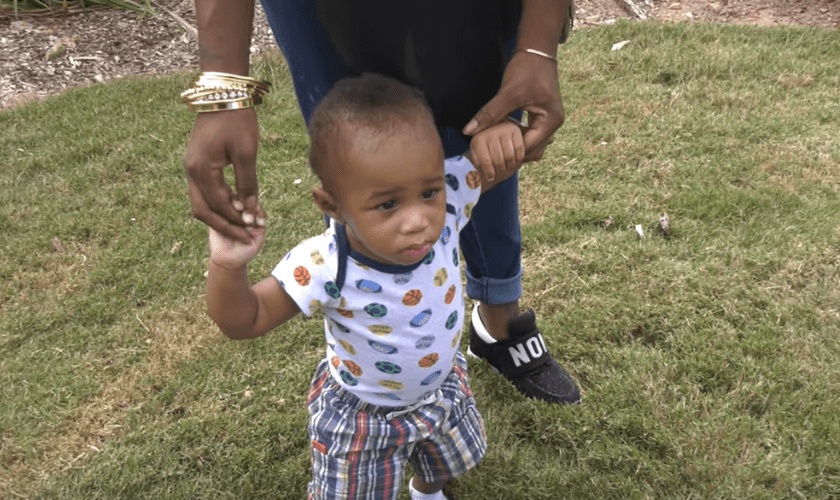 40 Dias pela Vida comemora nascimentos de bebês que seriam abortados.  (Foto: YouTube / 40 Days for Life)