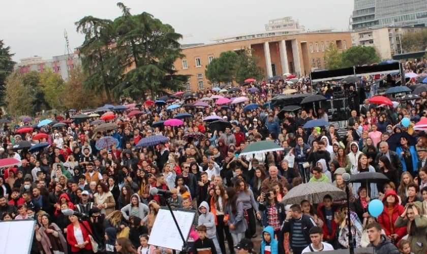 Milhares se reuniram para comemorar 30 anos de liberdade religiosa em Tirana, em 14 de novembro de 2021. (Foto: Reprodução / Ylli Doçi)