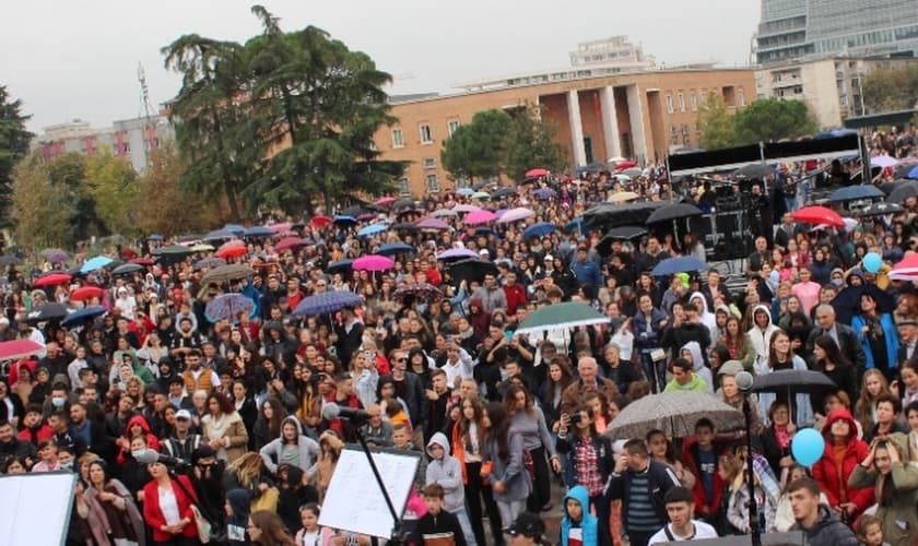 Milhares se reuniram para comemorar 30 anos de liberdade religiosa em Tirana, em 14 de novembro de 2021. (Foto: Reprodução / Ylli Doçi)