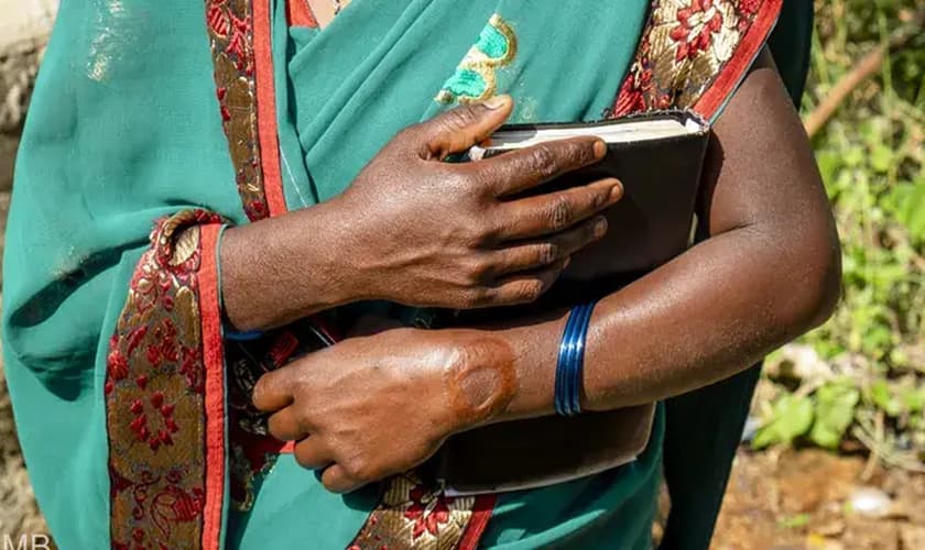 Imagem Ilustrativa: Cristãos perseguidos podem ser presos por possuir uma Bíblia, em países onde o cristianismo é considerado crime. (Foto: Portas Abertas)