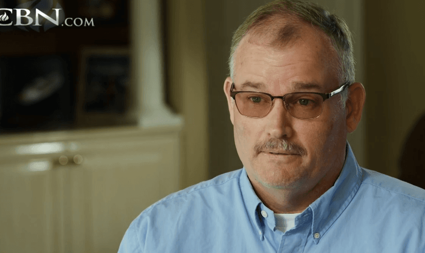 Mark conta seu testemunho milagroso. (Foto: Reprodução / CBN News)