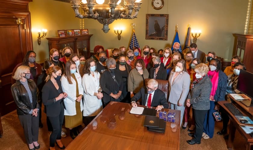 Tony Evers no momento em que veta legislação pró-vida. (Foto: Reprodução / Twitter Tony Evers)