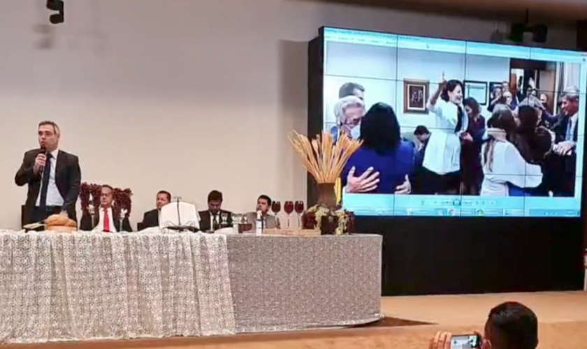 André Mendonça falou sobre a imagem de Michelle Bolsonaro orando em línguas. (Foto: Reprodução/Redes Sociais)