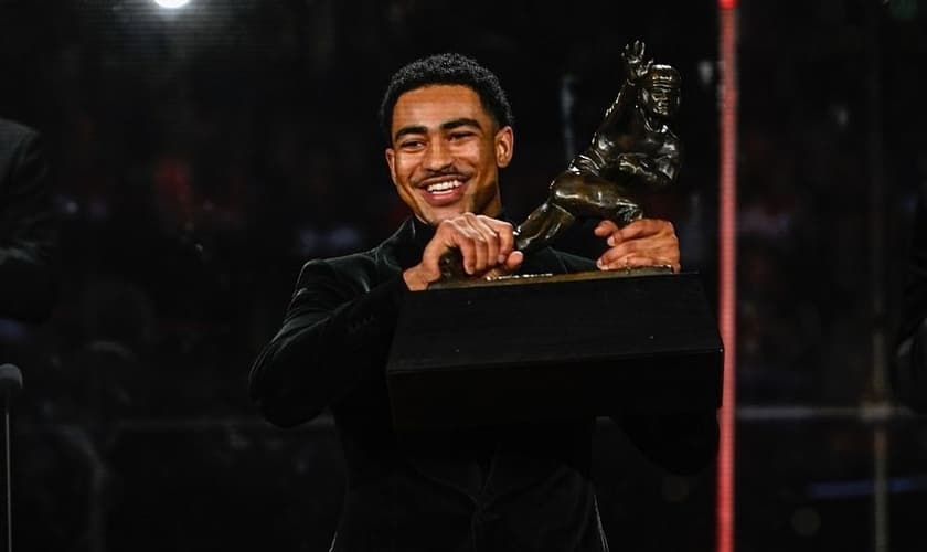Bryce Young discursa ao receber o Troféu Heisman. (Foto: Reprodução / Instagram Bryce Young)