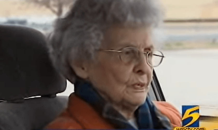 Durante 10 minutos, Pauline ministrou ao assaltante dentro do carro. (Foto: Reprodução God TV).