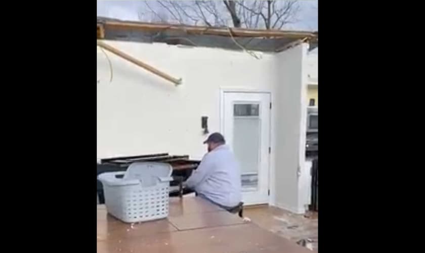 Jordan Baize é filmado pela irmã tocando louvor em sua casa destruída por tornado. (Foto: Captura de tela de Whitney Brown / Facebook)
