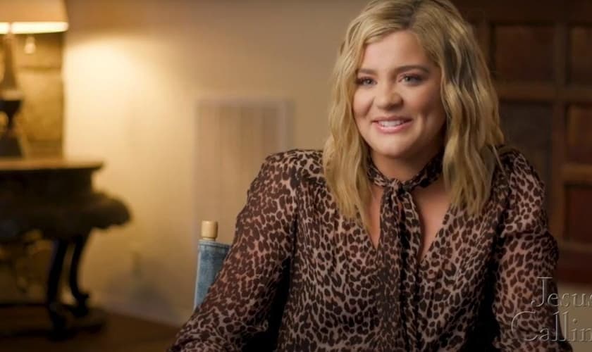 Lauren Alaina contando seu testemunho. (Foto: Captura de tela/YouTube/Jesus Calling Devotional & Podcast)