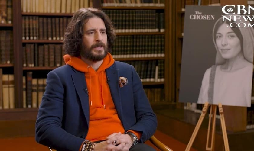 Jonathan Roumie em entrevista à CBN News. (Foto: Captura de tela/YouTube/CBN News)